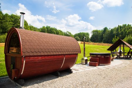 Sauna beczkowa i jacuzzi w ogrodzie Rajcówki