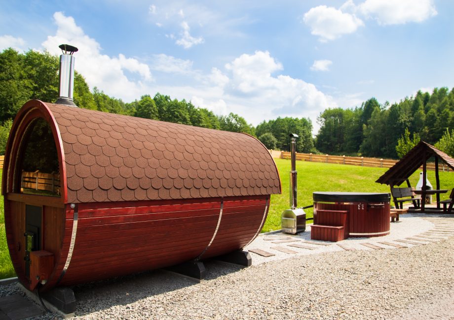 Sauna beczkowa i jacuzzi w ogrodzie Rajcówki